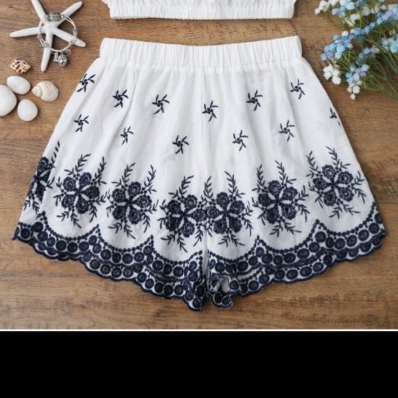 Crop top and shorts - Picture 2 of 6